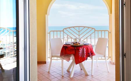 Petit déjeuner sur la terrasse avec vue sur la mer