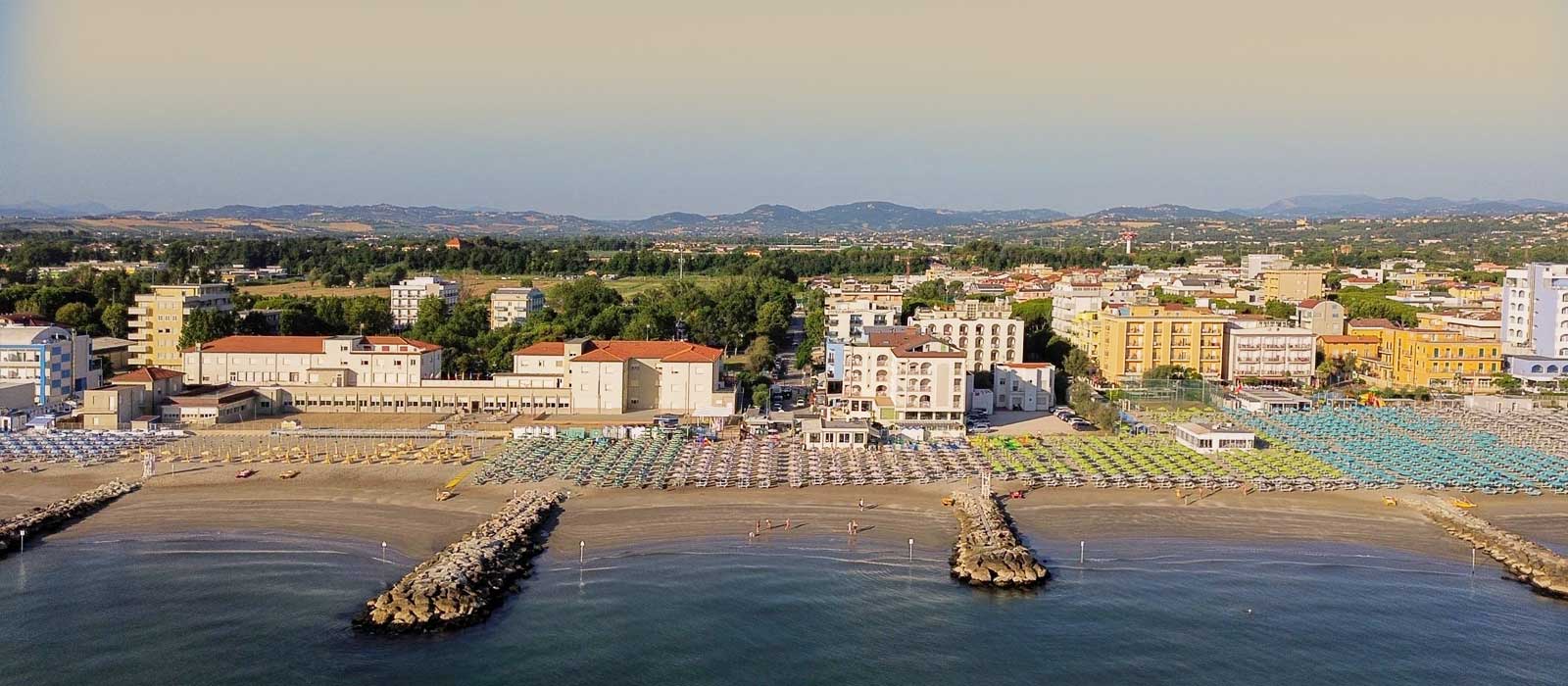 Panoramica della spiaggia e dell'Hotel Daniel's